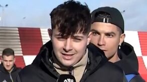 Cristiano Ronaldo surpreende jornalista da televisão do Manchester United com este olhar