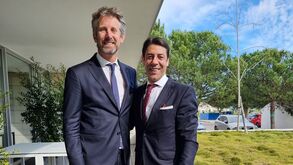 Van der Sar e Rui Costa juntos à mesa e com direito a garrafa de vinho especial