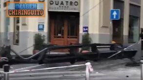 Grua cai mesmo à frente do hotel do Manchester United: Bruno Fernandes até foi à varanda espreitar