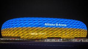 Bayern Munique ilumina Allianz Arena com as cores da bandeira da Ucrânia