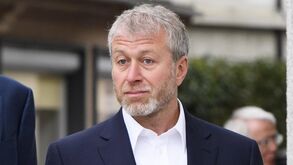 Abramovich deixa liderança do Chelsea mas não se livra das críticas em Inglaterra