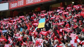 Luz com mensagens de apoio a Yaremchuk e à Ucrânia antes do jogo com o V. Guimarães