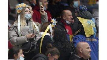 Torcida na Turquia arremessa bombas em campo e jogador é atingido