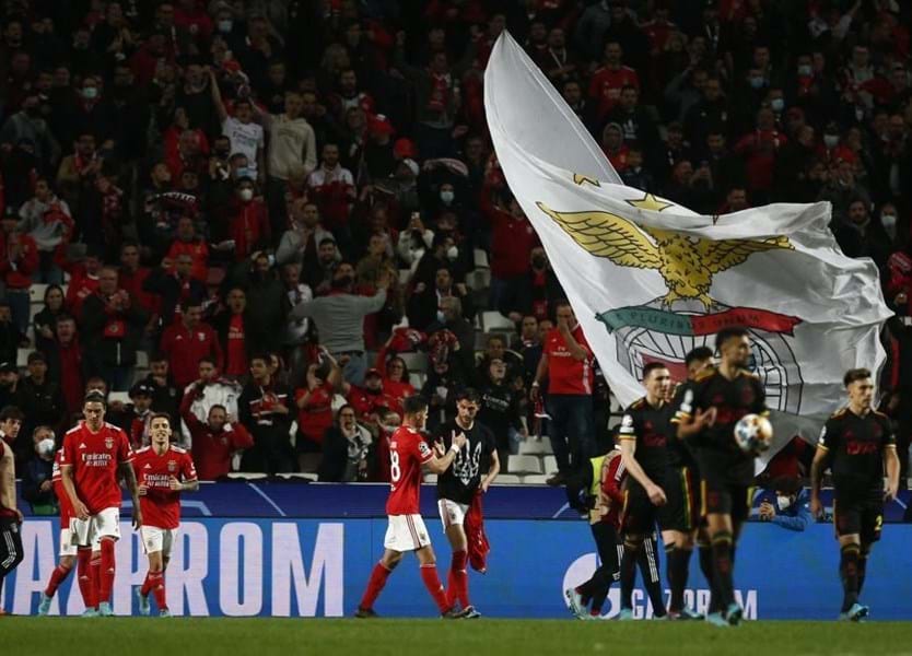 Roman Yaremchuk empata pelo Benfica e comemora mostrando o Tryzub, ímbolo  nacional e brasão de armas oficial da Ucrânia : r/futebol