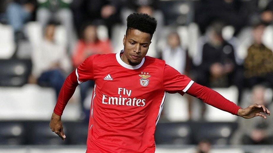 Ebuehi atribui favoritismo ao Ajax mas avisa: «Se há coisa que os portugueses sabem fazer...»