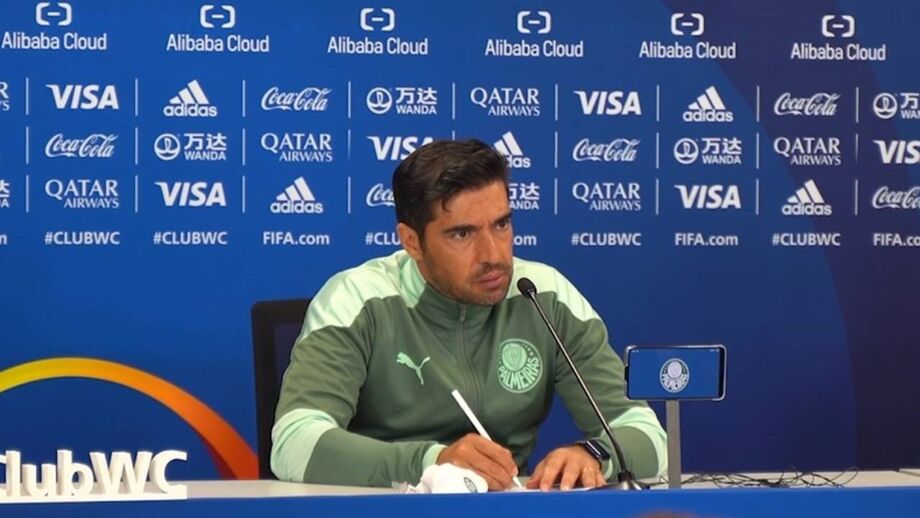 "E-Toupeira, vouchers, Boaventura, porta 18, Operação Lex... podíamos continuar mas já acabou o plástico", podia ler-se numa tarja dos adeptos leoninos