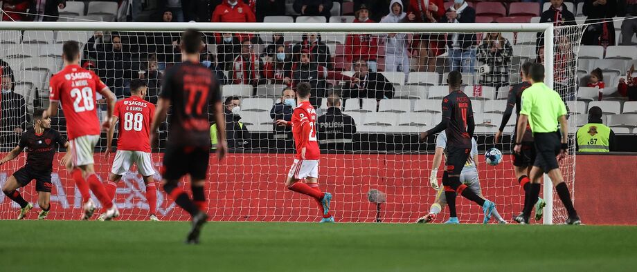 A crónica do Benfica-Santa Clara, 2-1: uma luz do banco iluminou a vitória