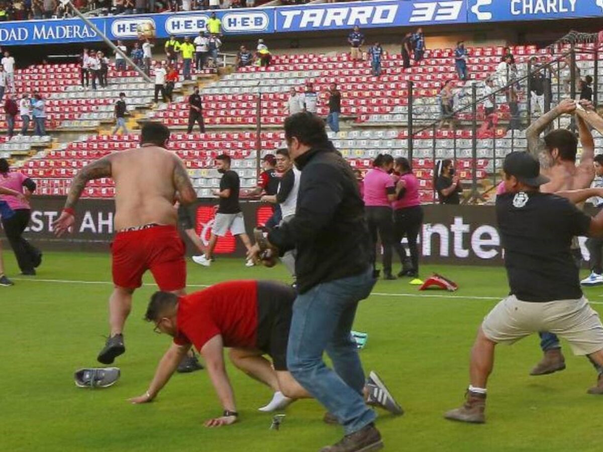 Batalha campal: Jogo do Campeonato Mexicano é suspenso após