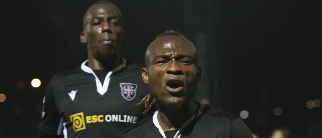 Godwin (ao centro) bisou e Antoine (à esquerda) abriu o ativo
