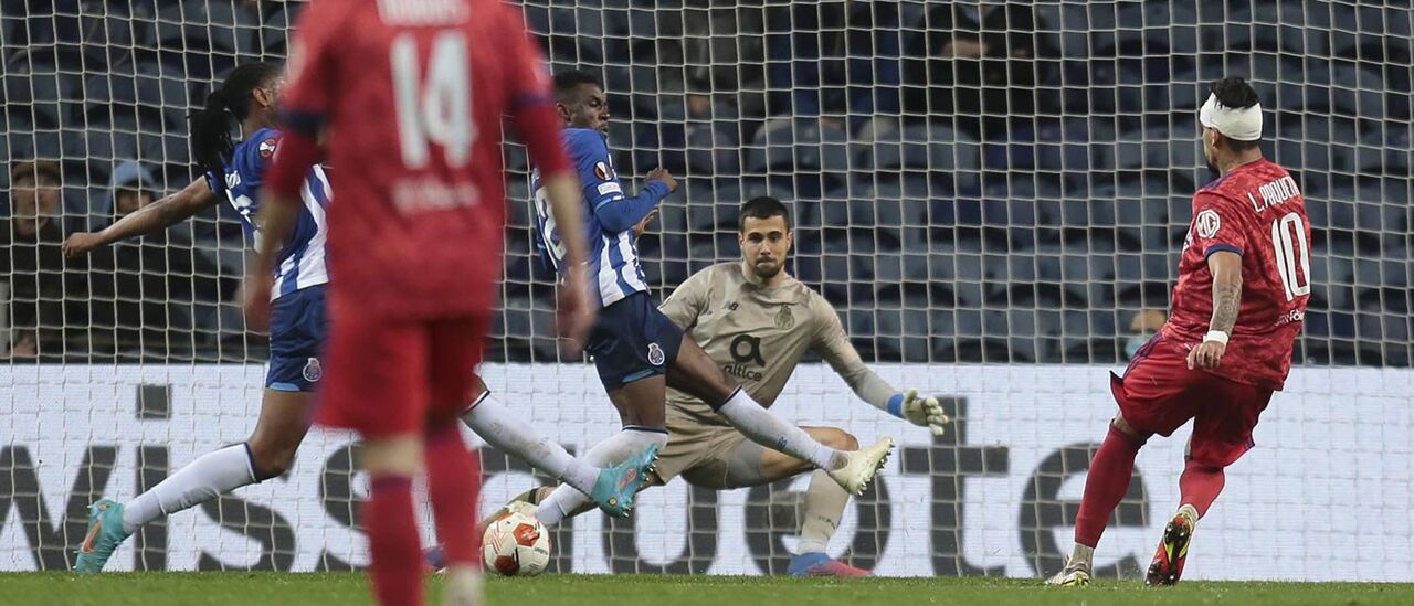 Lançado em profundidade, Toko-Ekambi aproveita amá abordagem de Mbemba ao lance e consegue colocar a bola em Dembelé que,  por sua vez, posto em jogo por Rúben Semedo, serviu Paquetá de forma perfeita para um remate rasteiro, cruzado e indefensável para Diogo Costa.