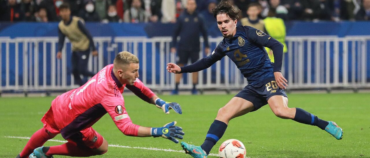 Vitinha teve nos pés a possibilidade de levar o jogo para o prolongamento, mas em vez de visar a baliza do Lyon, tentou oferecer o golo a Taremi, acabando por entregar a bola a Anthony Lopes. Um final inglório para os dragões, que mereciam mais, depois de uma boa reação na segunda parte. 