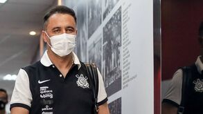 Corinthians congela salário de Vítor Pereira