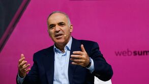 Kasparov compara Putin a um escorpião: «Bombardeamentos de civis na Ucrânia eram inevitáveis»