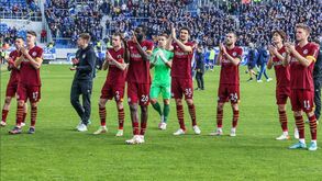 Grande procura por camisolas do Schalke 04 sem logo da Gazprom