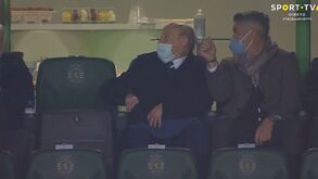 Copos de fruta atrás de Pinto da Costa e Vítor Baía a chamar a atenção do presidente do FC Porto