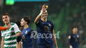 Pepe mostra bola de golfe no relvado de Alvalade