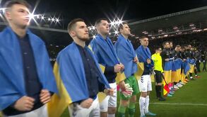 Um 'papa-autógrafos': adepto do Benfica com 'jackpot' no aeroporto antes da Liga Europa