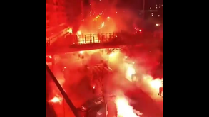 Petardos, fogo de artifício e tochas: as imagens dos festejos do 30.º aniversário dos No Name Boys junto à Luz