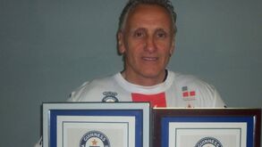 A carreira mais longa do futebol: Robert Carmona tem quase 60 anos e 45 de percurso