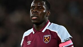 'A vida dos gatos importa': Alguém pagou um avião para sobrevoar Anfield