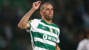 Acelerar para a história: Slimani mete duas acima, apanha Balakov e ultrapassa Madjer