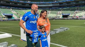 Weverton faz chá de bebé no relvado e surpreende adeptos do Palmeiras com sexo do filho