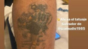 Salvos pela 'mão de Deus': jornalistas escapam na Ucrânia graças a tatuagem de Maradona