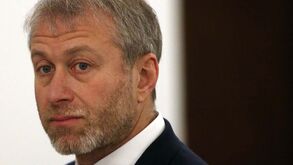 Quem quer comprar o Chelsea? Como a invasão russa da Ucrânia está a agitar o futebol inglês
