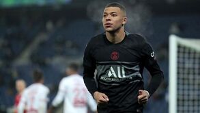 Mbappé sai mais cedo do treino do PSG e está em dúvida para o duelo com o Real Madrid