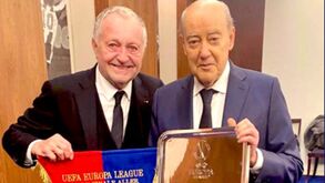 Jean-Michel Aulas e Pinto da Costa trocam presentes em dia de duelo 