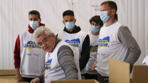 Jogadores do Benfica ajudam a encher camiões com mais de 100 toneladas para a Ucrânia