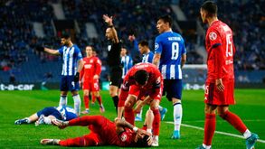 As imagens do choque violento entre Pepe e Paquetá nos instantes iniciais do FC Porto-Lyon