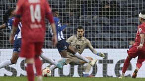 Lançado em profundidade, Toko-Ekambi aproveita amá abordagem de Mbemba ao lance e consegue colocar a bola em Dembelé que,  por sua vez, posto em jogo por Rúben Semedo, serviu Paquetá de forma perfeita para um remate rasteiro, cruzado e indefensável para Diogo Costa.