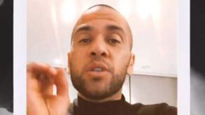 Blaugrana Dani Alves elogia Benzema: «Não quero saber se é do Real Madrid»