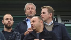 Reino Unido bloqueia bens de Roman Abramovich e deixa Chelsea 'congelado'