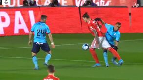 Darwin caiu na área do Vizela e Benfica pediu penálti: árbitro mandou seguir