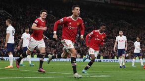 Gary Neville assume que exibição de Ronaldo salvou Man. United: «Os adeptos estão extasiados»