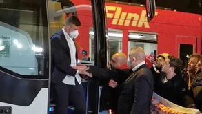 Adeptos portugueses fazem receção calorosa à comitiva do Benfica em Amesterdão