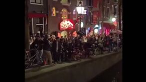 A enorme festa dos adeptos do Benfica nas ruas de Amesterdão