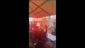 Adeptos do Benfica vão fazendo a festa no centro de Amesterdão antes do jogo com o Ajax