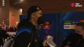 Não é a primeira vez mas é raro: funcionária do Man. United verifica a credencial... de Ronaldo