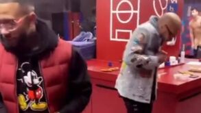 Depay grava vídeo com Dani Alves do balneário no Barcelona e 'apanha' Gerard Piqué nu