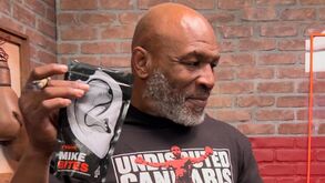 Mike Tyson lança aperitivo de... orelha