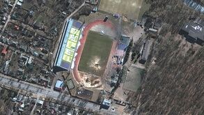 Novas imagens de satélite do estádio do Desna Chernihiv mostram cratera impressionante no relvado