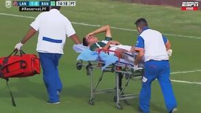 Argentino leva com bola na cara, provoca lesão grave e acaba expulso