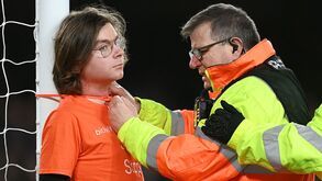 Surreal: adepto prendeu pescoço a baliza no Everton-Newcastle e não foi fácil 'desatar o nó'