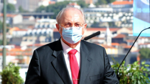 Benfica pediu penálti por mão neste lance e Rui Pedro Braz acabou expulso por protestos