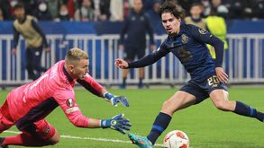 Vitinha teve nos pés a possibilidade de levar o jogo para o prolongamento, mas em vez de visar a baliza do Lyon, tentou oferecer o golo a Taremi, acabando por entregar a bola a Anthony Lopes. Um final inglório para os dragões, que mereciam mais, depois de uma boa reação na segunda parte. 