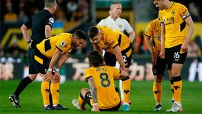 Rúben Neves sai lesionado no Wolves-Leeds e deixa Fernando Santos em alerta