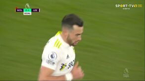 Às três tabelas: Jack Harrison reduz desvantagem do Leeds após carambola na área do Wolves